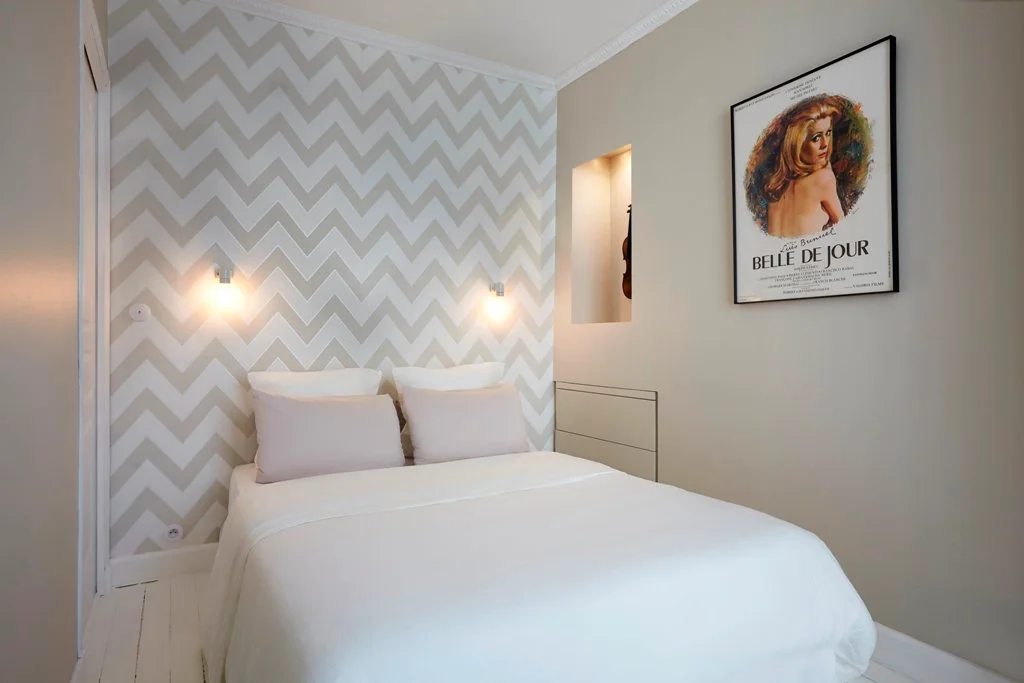Light Bedroom Wall Decor With Movie Poster