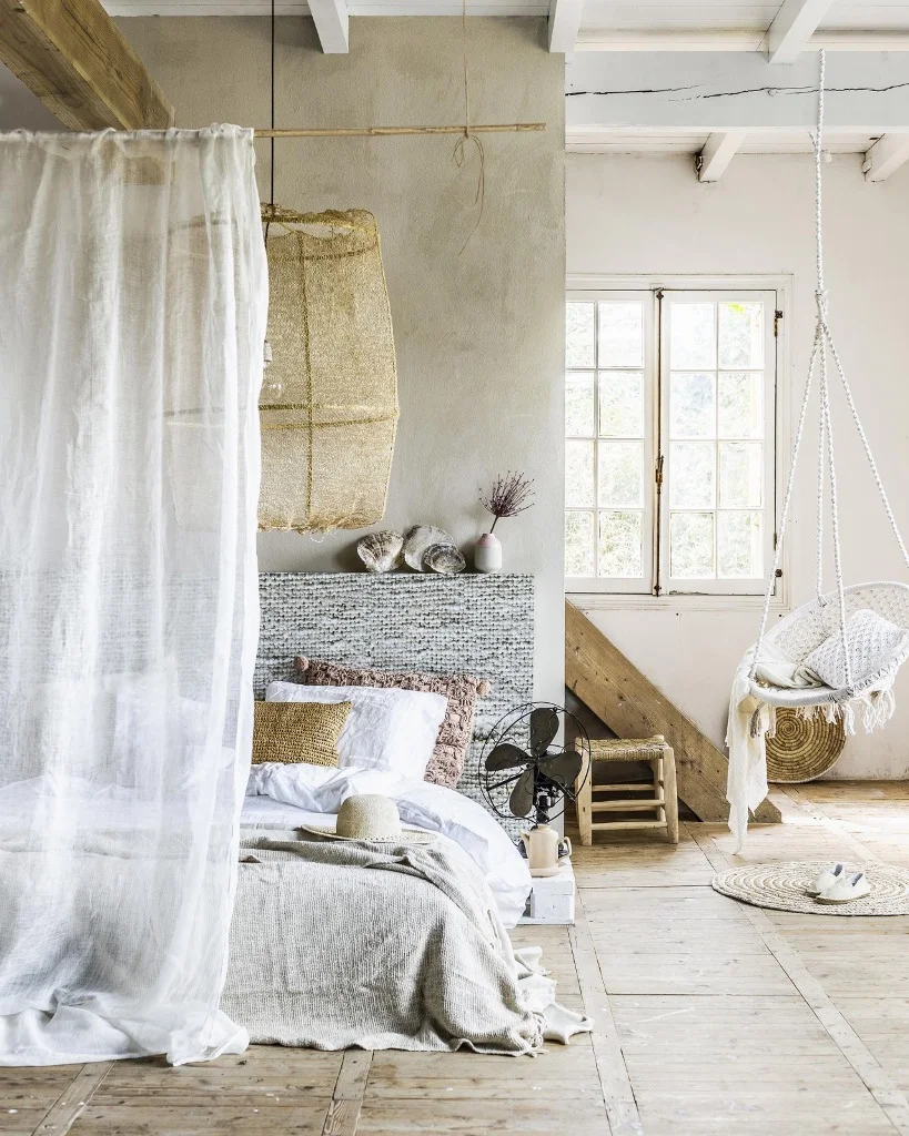 Bedroom Ibiza style raffia light wood palm leaf rope