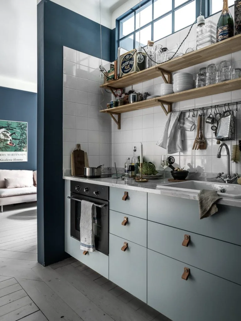 white tiles kitchen wall
