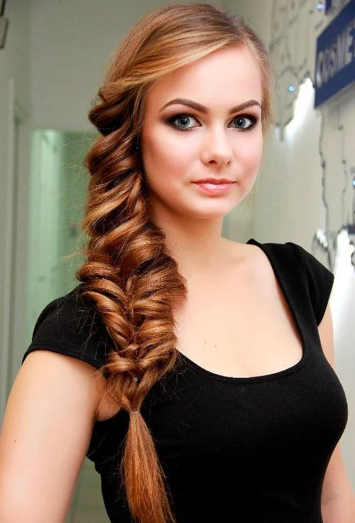 Bohemian Side Hairstyle For Summer