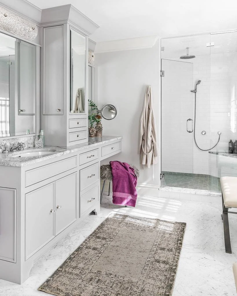 White Bathroom Design With Traditional Rug