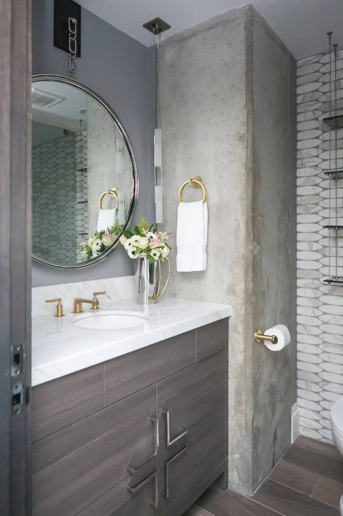 Bathroom Decor With Marble and Mirror