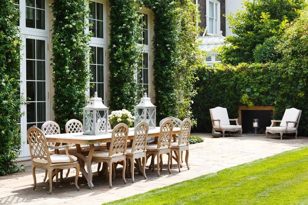 Dining in Backyard Landscape