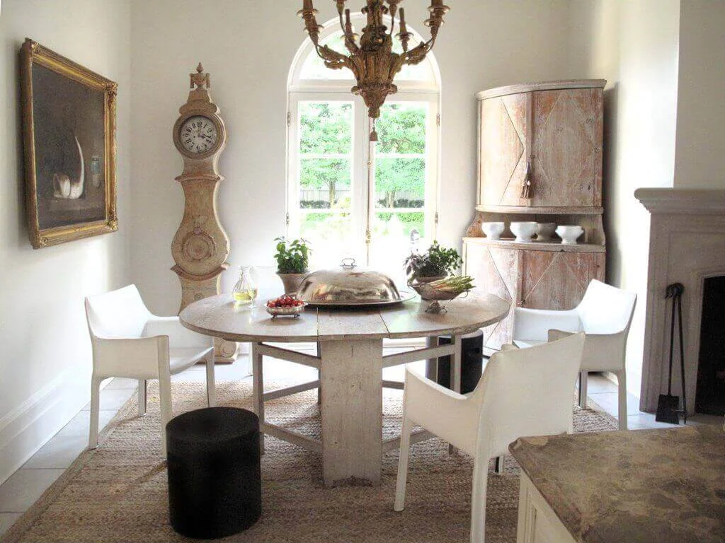 breakfast room with fireplace