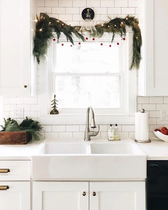 Simple Minimal Kitchen Window Decor