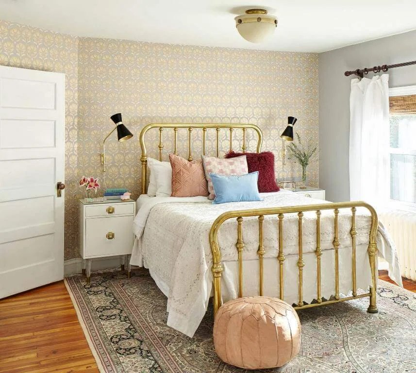 Sophisticated Look In Vintage Bedroom